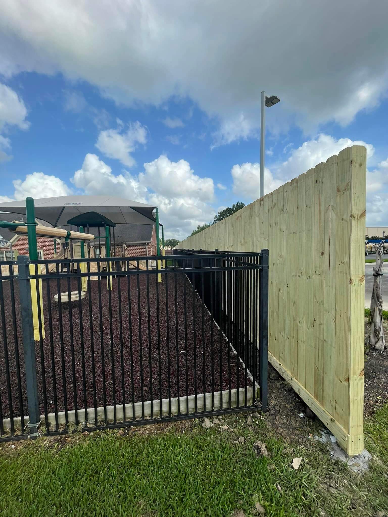 Comparing Aluminum Fences with Other Materials: Pros and Cons